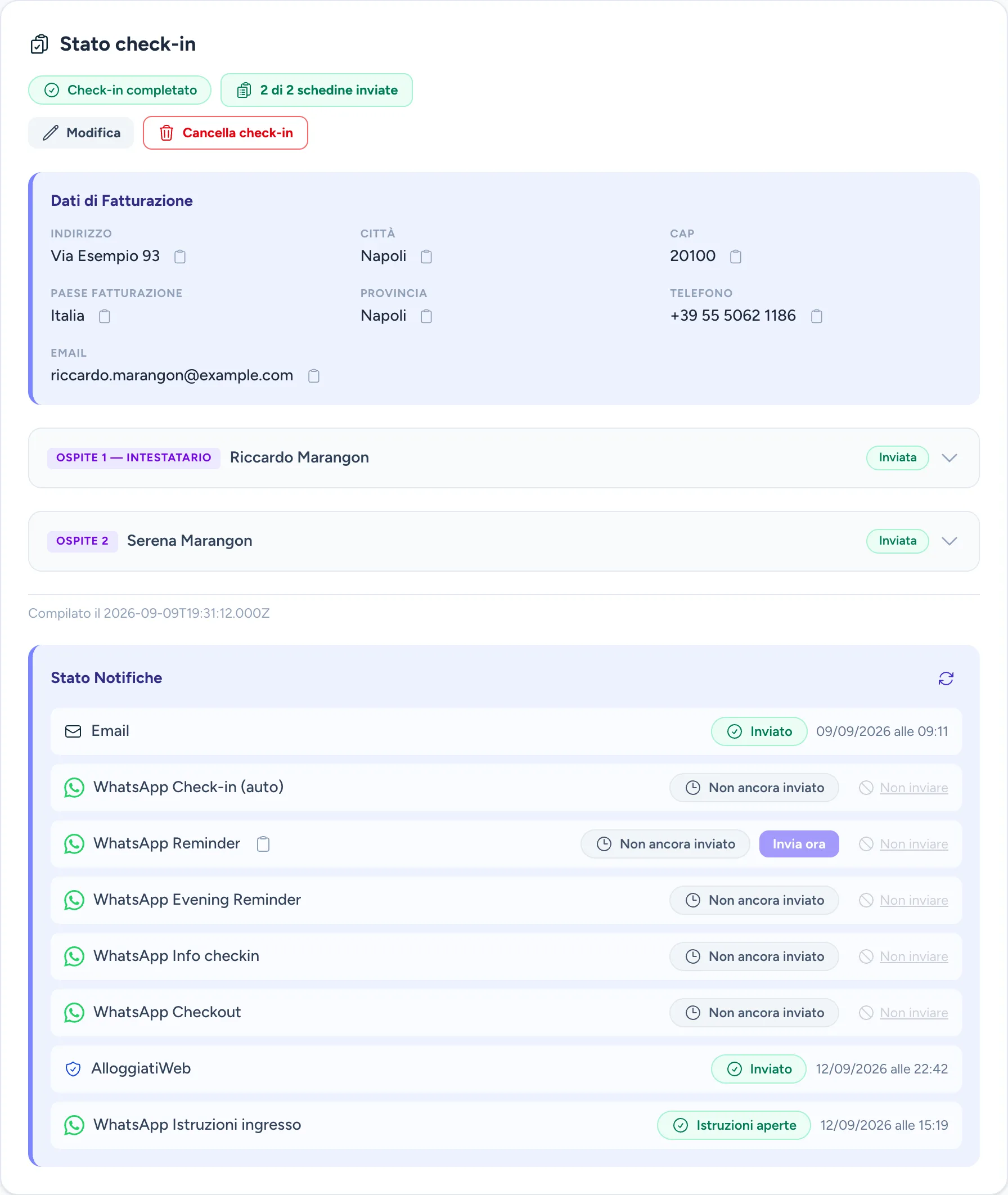 Riquadro di una prenotazione: check-in completato, «2 di 2 schedine inviate», i dati di fatturazione, i due ospiti con l'etichetta «Inviata» e sotto lo stato delle notifiche, con AlloggiatiWeb segnato come inviato con data e ora.