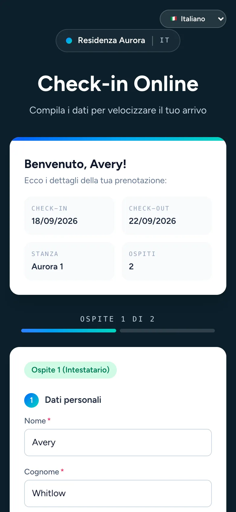 Il modulo di check-in come lo vede l'ospite sul telefono: nome della struttura, riepilogo della prenotazione con date, camera e ospiti, e il primo passaggio con i dati personali.