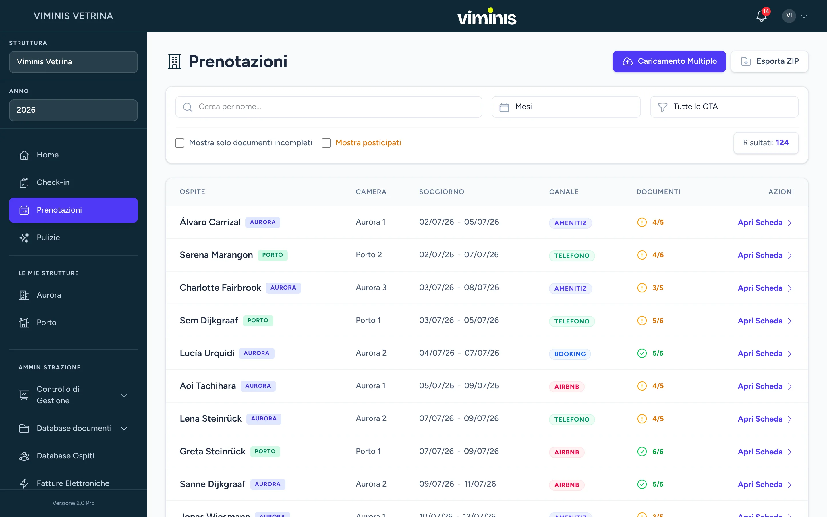 Lista delle prenotazioni con ricerca, filtri per mese e canale, e per ogni riga ospite, struttura, camera, soggiorno, canale e il conteggio dei documenti presenti.